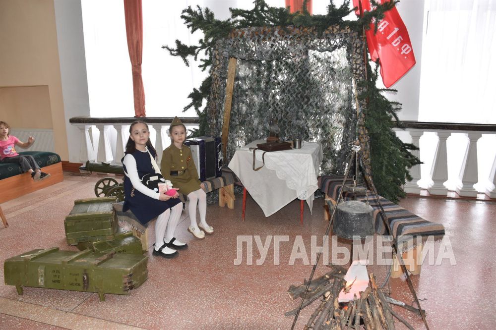 В Стаханове В день 80-летия Великой Победы в фойе Городского Дворца культуры им. Горького была организована тематическая инсталляция «Великий подвиг – славиться в веках!» В Стаханове В день 80-летия Великой Победы в фойе Городского Дворца культуры им. Горького была организована тематическая инсталляция «Великий подвиг – славиться в веках!»