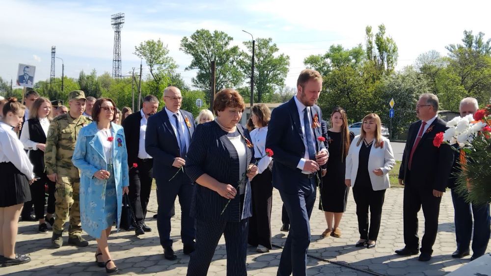 В день 80-летия Победы в Великой Отечественной войне антрацитовцы возложили цветы к памятным местам города В день 80-летия Победы в Великой Отечественной войне антрацитовцы возложили цветы к памятным местам города