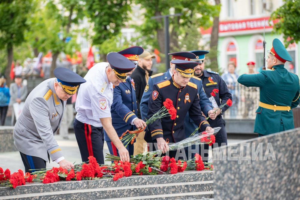 В центре Луганска прошли традиционные мероприятия, посвященные Дню Победы В центре Луганска прошли традиционные мероприятия, посвященные Дню Победы