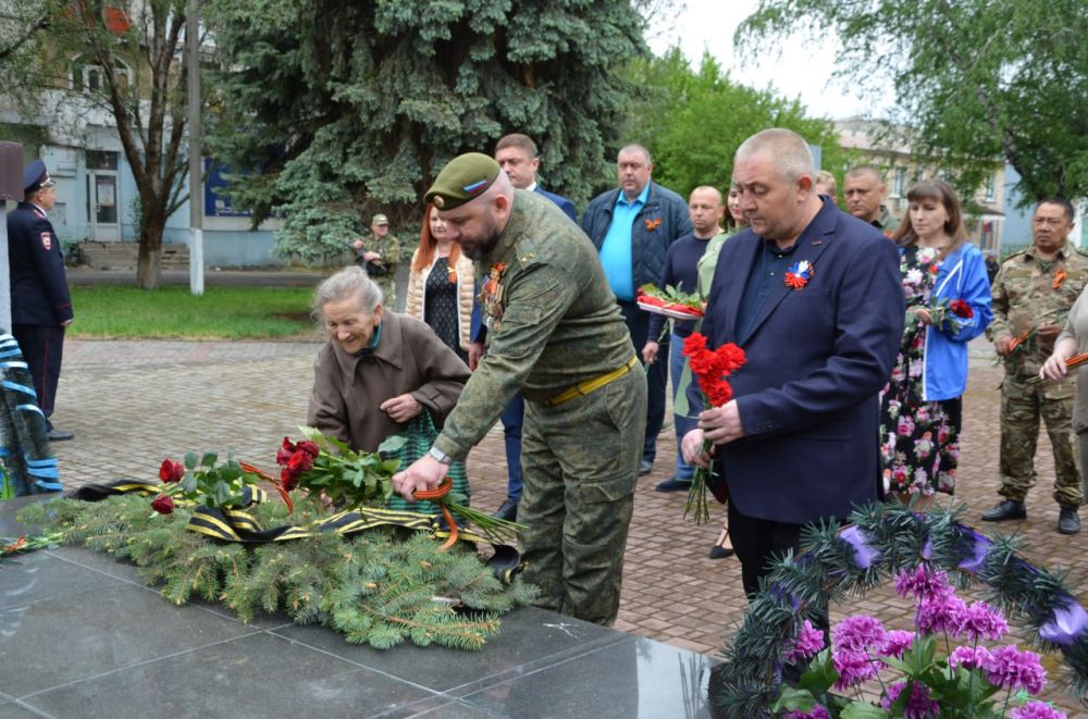 ДЕНЬ ПОБЕДЫ! Возложение цветов к Мемориалу «Памятник воинам – землякам» ДЕНЬ ПОБЕДЫ! Возложение цветов к Мемориалу «Памятник воинам – землякам»