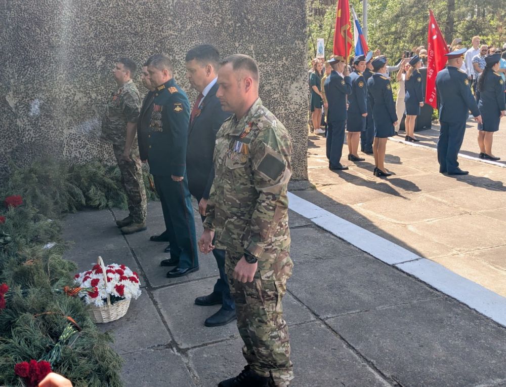 Сегодня на мемориальном комплексе в честь воинских соединений, освободивших Старобельск, прошла торжественная церемония возложения цветов ко Дню Победы Сегодня на мемориальном комплексе в честь воинских соединений, освободивших Старобельск, прошла торжественная церемония возложения цветов ко Дню Победы