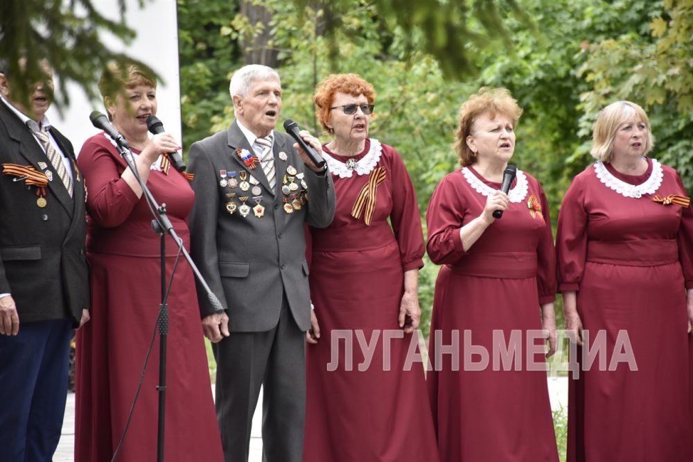 Ярким и душевным концертом продолжилась праздничная программа празднования Дня Великой Победы в Антраците Ярким и душевным концертом продолжилась праздничная программа празднования Дня Великой Победы в Антраците