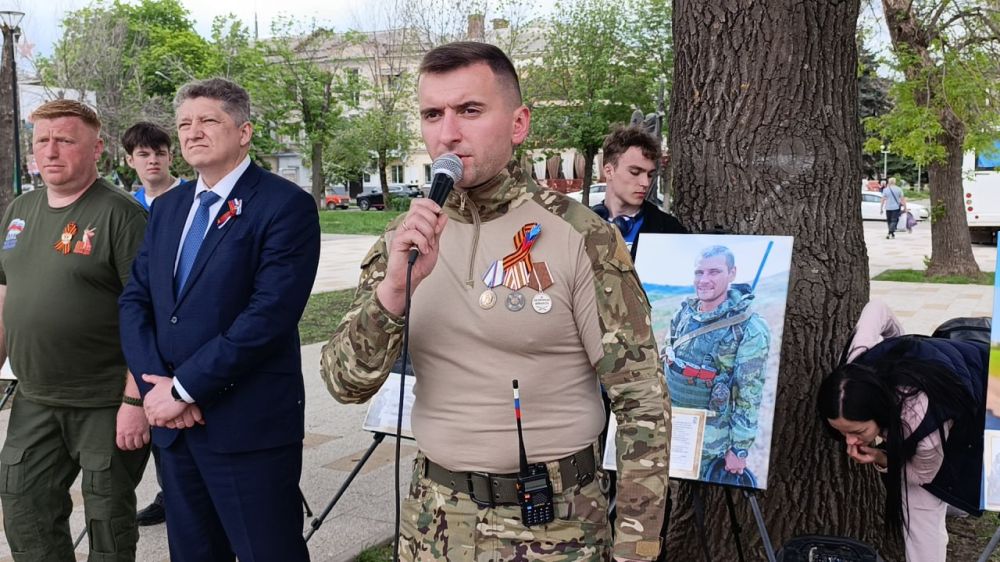 В День Победы в ЛНР прошла выставка портретов «Единая Россия – единая Победа» В День Победы в ЛНР прошла выставка портретов «Единая Россия – единая Победа»