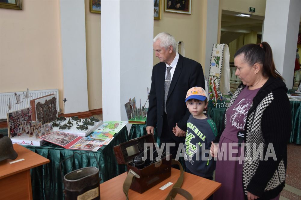 В Стаханове В день 80-летия Великой Победы в фойе Городского Дворца культуры им. Горького была организована тематическая инсталляция «Великий подвиг – славиться в веках!» В Стаханове В день 80-летия Великой Победы в фойе Городского Дворца культуры им. Горького была организована тематическая инсталляция «Великий подвиг – славиться в веках!»