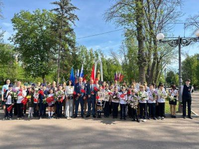 Ко всем мемориалам Луганска прошло одновременное возложение цветов Ко всем мемориалам Луганска прошло одновременное возложение цветов