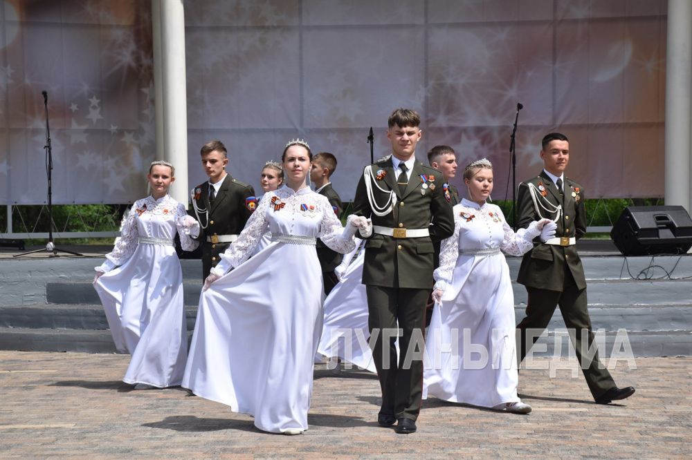 Массовые народные гуляния прошли 9 Мая в Краснодонском городском парке культуры и отдыха им. «Молодой гвардии» Массовые народные гуляния прошли 9 Мая в Краснодонском городском парке культуры и отдыха им. «Молодой гвардии»