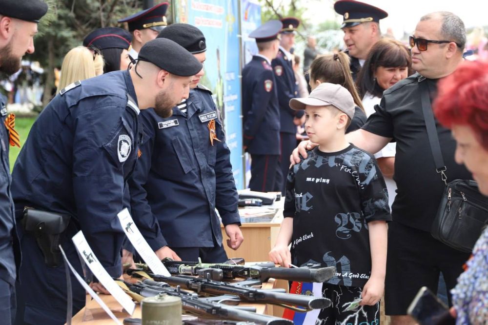 В сквере имени Героев «Молодой гвардии» в День Победы прошла выставка подразделений регионального МВД В сквере имени Героев «Молодой гвардии» в День Победы прошла выставка подразделений регионального МВД