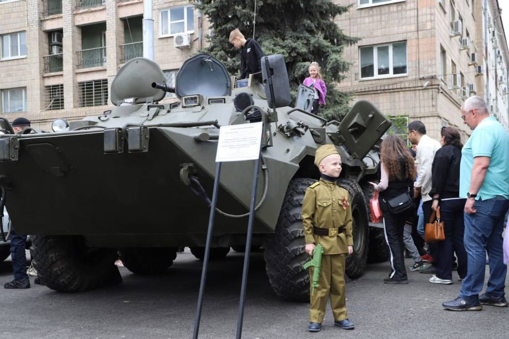 В сквере имени Героев «Молодой гвардии» в День Победы прошла выставка подразделений регионального МВД В сквере имени Героев «Молодой гвардии» в День Победы прошла выставка подразделений регионального МВД