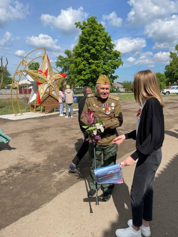 В день празднования 80-летия Победы в Великой Отечественной войне молодежь Администрации Марковского муниципального округа раздали жителям воздушные шары и тематические флажки!!! В день празднования 80-летия Победы в Великой Отечественной войне молодежь Администрации Марковского муниципального округа раздали жителям воздушные шары и тематические флажки!!!