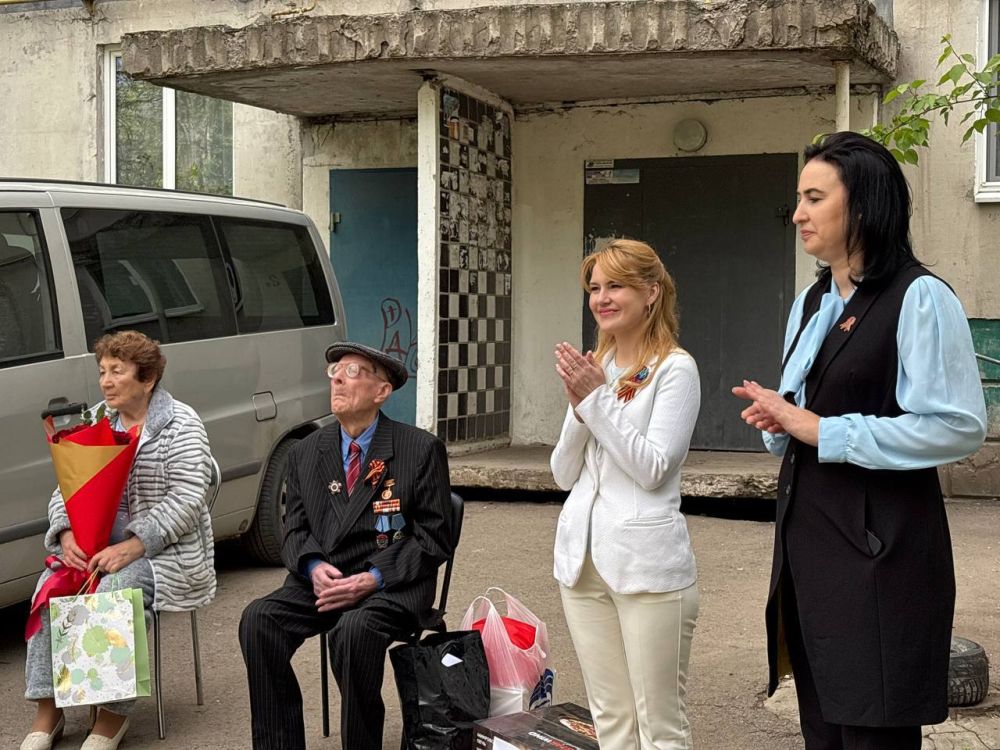 «В райкоме нам и говорят: «Надо идти родину защищать», а кто-то из ребят отвечает, что нам бы доучиться, а нам в ответ: «Доучитесь после войны» «В райкоме нам и говорят: «Надо идти родину защищать», а кто-то из ребят отвечает, что нам бы доучиться, а нам в ответ: «Доучитесь после войны»