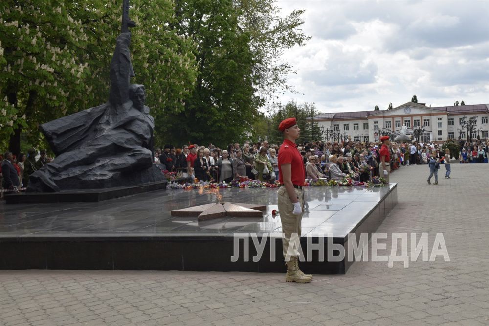 В Антрацитовском муниципальном округе состоялся торжественный митинг «Салют и слава годовщине навеки памятного дня» В Антрацитовском муниципальном округе состоялся торжественный митинг «Салют и слава годовщине навеки памятного дня»