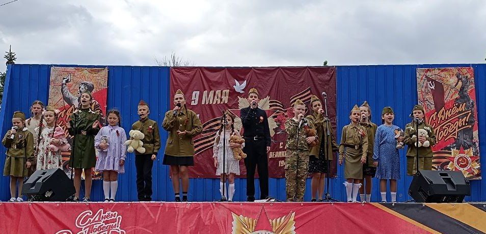 В Антраците, в день 80-летия Победы в Великой Отечественной войне, возле ДК им. Ленина прошел праздничный концерт В Антраците, в день 80-летия Победы в Великой Отечественной войне, возле ДК им. Ленина прошел праздничный концерт