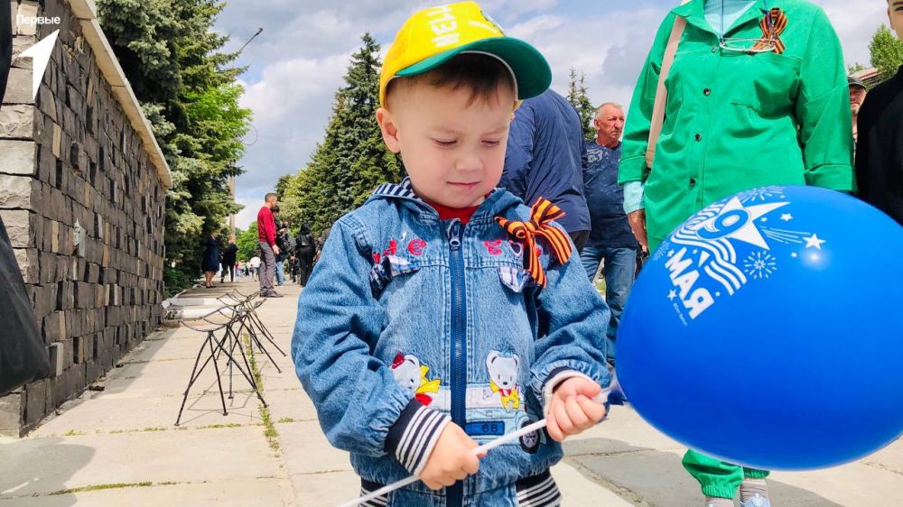 Победа навсегда в сердцах. В день Великой Победы жители города Ровеньки получили в подарок воздушные шары от активистов Движения Первых Это символ радости, надежды и памяти о героическом прошлом Пусть мгновения радости и... Победа навсегда в сердцах. В день Великой Победы жители города Ровеньки получили в подарок воздушные шары от активистов Движения Первых Это символ радости, надежды и памяти о героическом прошлом Пусть мгновения радости и...