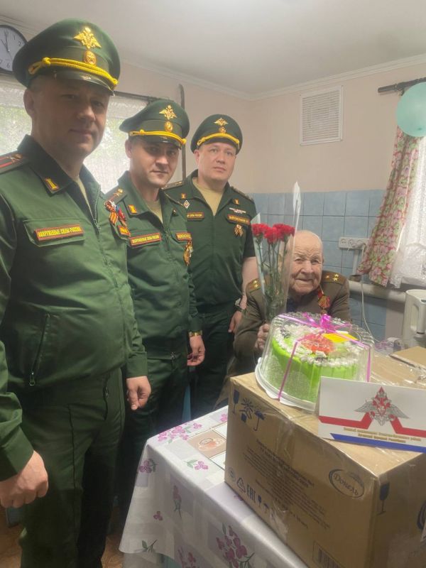 Военный комиссар Станичного-Луганского района с личным составом, поздравили ветеранов ВОВ Станично-Луганского округа, Ткаченко Сергея Семеновича и Чередниченко Василия Демьяновича с 80-й годовщиной Победы в Великой... Военный комиссар Станичного-Луганского района с личным составом, поздравили ветеранов ВОВ Станично-Луганского округа, Ткаченко Сергея Семеновича и Чередниченко Василия Демьяновича с 80-й годовщиной Победы в Великой...
