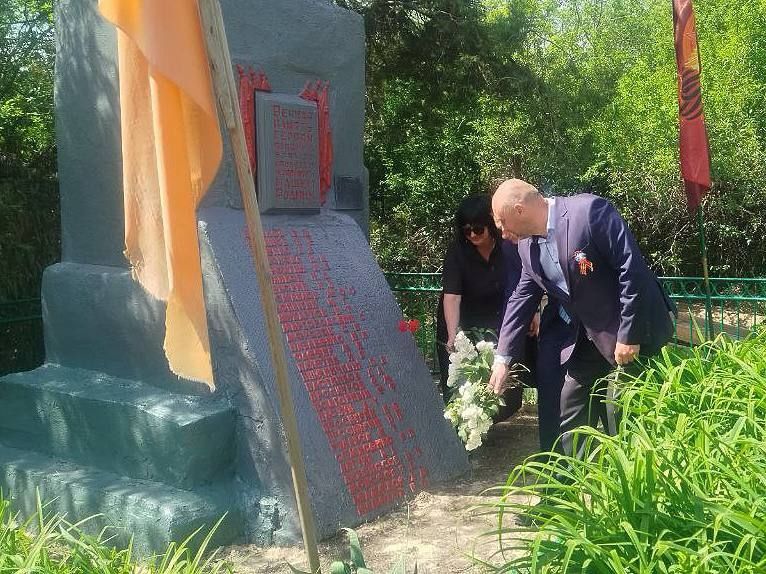 Сергей Колягин: Сегодня по всей территории городского округа жители возлагали венки и цветы к мемориалам, памятникам и братским могилам, где захоронены советские воины – наши земляки, погибшие при обороне и освобождении... Сергей Колягин: Сегодня по всей территории городского округа жители возлагали венки и цветы к мемориалам, памятникам и братским могилам, где захоронены советские воины – наши земляки, погибшие при обороне и освобождении...