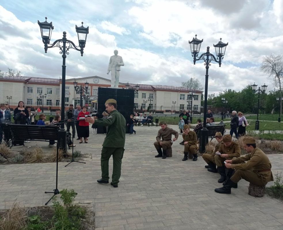 В сквере возле центрального городского Дворца культуры имени Ленина прошел впечатляющий солдатский привал «Солдаты мая, слава вам навеки» В сквере возле центрального городского Дворца культуры имени Ленина прошел впечатляющий солдатский привал «Солдаты мая, слава вам навеки»