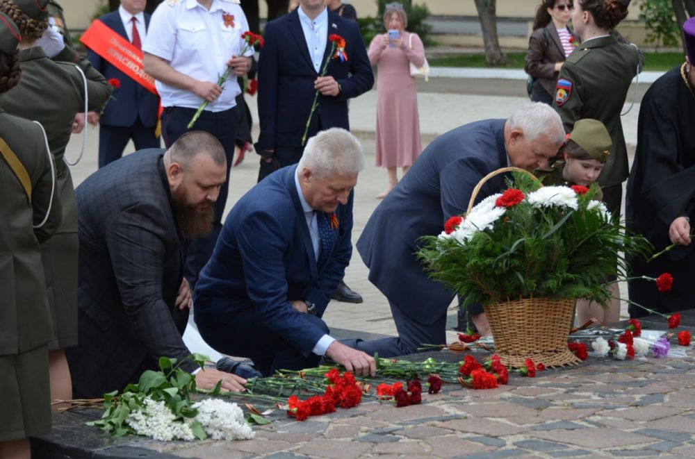 Сегодня в Краснодоне, на священной площади нашего города состоялся торжественный митинг в честь 80-летней годовщины Победы в Великой Отечественной Войне Сегодня в Краснодоне, на священной площади нашего города состоялся торжественный митинг в честь 80-летней годовщины Победы в Великой Отечественной Войне