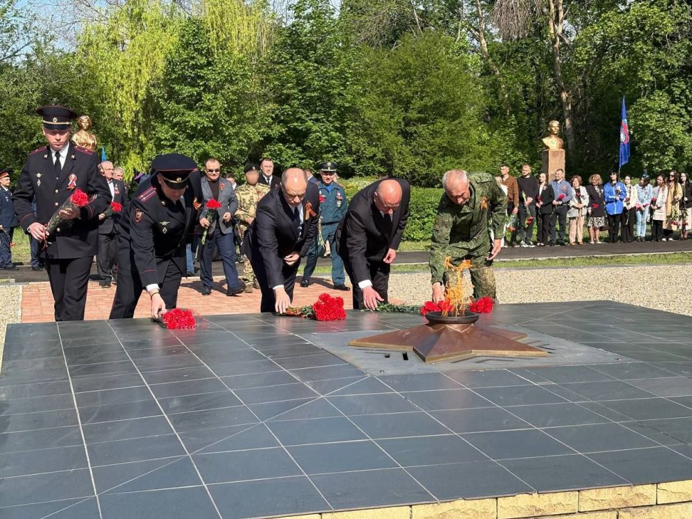 В Красном Луче на площади Героев у Огня Памяти состоялось торжественное возложение цветов, посвящённое 80-й годовщине Победы в Великой Отечественной войне, в знак памяти и уважения к подвигу советского народа в борьбе с... В Красном Луче на площади Героев у Огня Памяти состоялось торжественное возложение цветов, посвящённое 80-й годовщине Победы в Великой Отечественной войне, в знак памяти и уважения к подвигу советского народа в борьбе с...