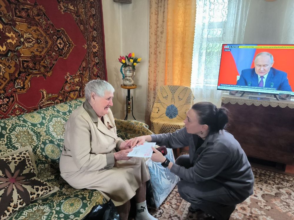 В Троицком муниципальном округе сложилась добрая традиция: в преддверии празднования Великой Победы ветераны Великой Отечественной войны и труженики тыла принимают искренние поздравления на дому В Троицком муниципальном округе сложилась добрая традиция: в преддверии празднования Великой Победы ветераны Великой Отечественной войны и труженики тыла принимают искренние поздравления на дому