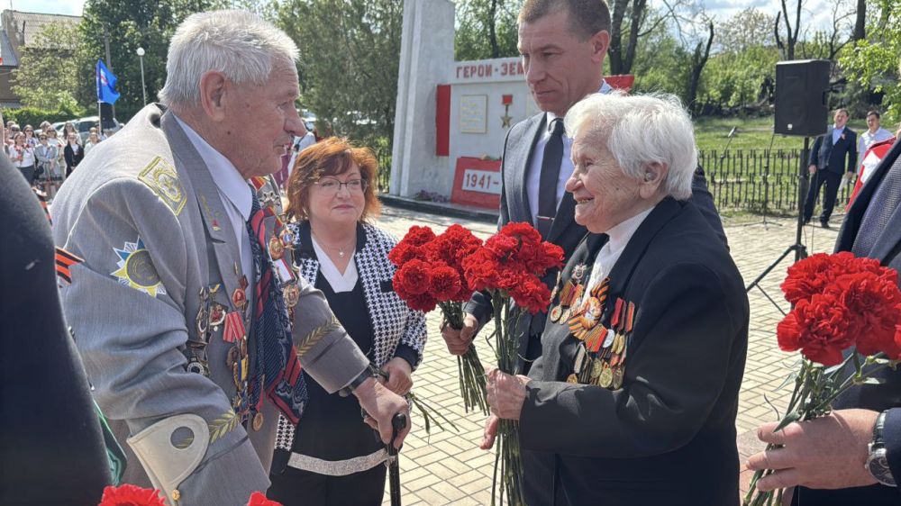 Сергей Колягин: В этом году в городе Первомайске церемония возложения цветов к Братской могиле советских воинов, расположенной на площади Боевой Славы, была особенной, и не только потому, что сегодня 80-я годовщина со Дня... Сергей Колягин: В этом году в городе Первомайске церемония возложения цветов к Братской могиле советских воинов, расположенной на площади Боевой Славы, была особенной, и не только потому, что сегодня 80-я годовщина со Дня...