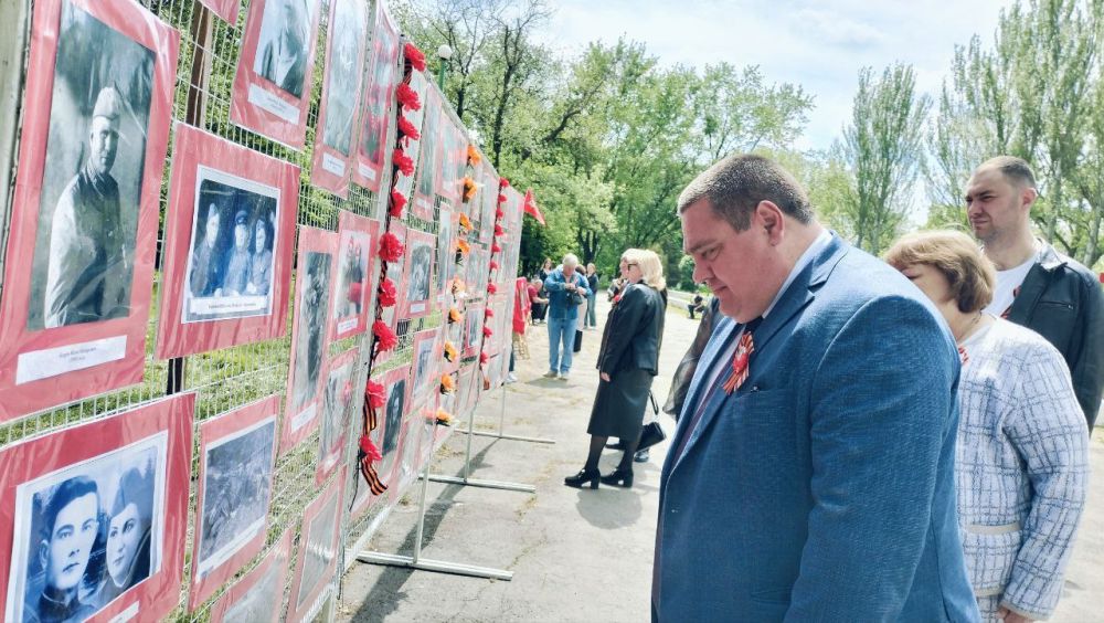 Андрей Рубанцов: Сегодня посетил передвижную выставку «Нам 41-й не забыть, нам 45-й славить!», посвящённую подвигу советского народа в Великой Отечественной войне, в Парке культуры и отдыха им. Героев города Ровеньки Андрей Рубанцов: Сегодня посетил передвижную выставку «Нам 41-й не забыть, нам 45-й славить!», посвящённую подвигу советского народа в Великой Отечественной войне, в Парке культуры и отдыха им. Героев города Ровеньки