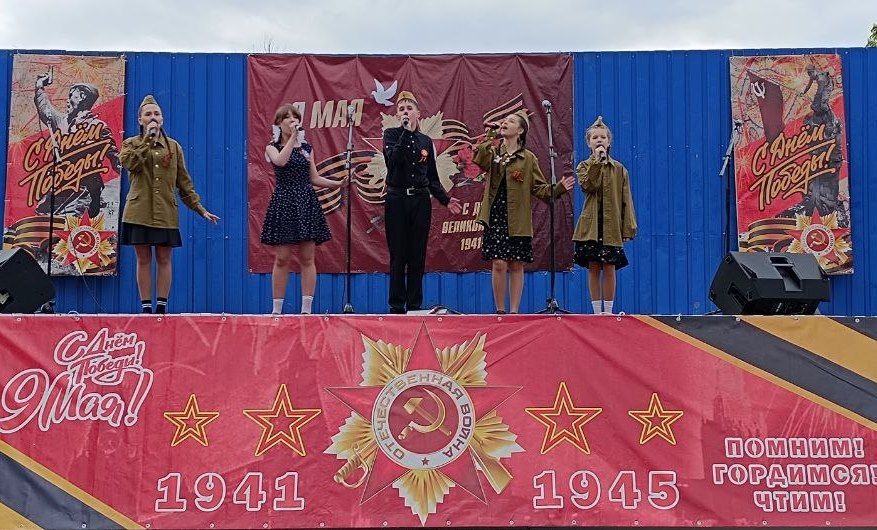 В Антраците, в день 80-летия Победы в Великой Отечественной войне, возле ДК им. Ленина прошел праздничный концерт В Антраците, в день 80-летия Победы в Великой Отечественной войне, возле ДК им. Ленина прошел праздничный концерт