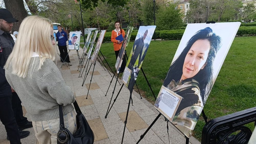 В День Победы в ЛНР прошла выставка портретов «Единая Россия – единая Победа» В День Победы в ЛНР прошла выставка портретов «Единая Россия – единая Победа»