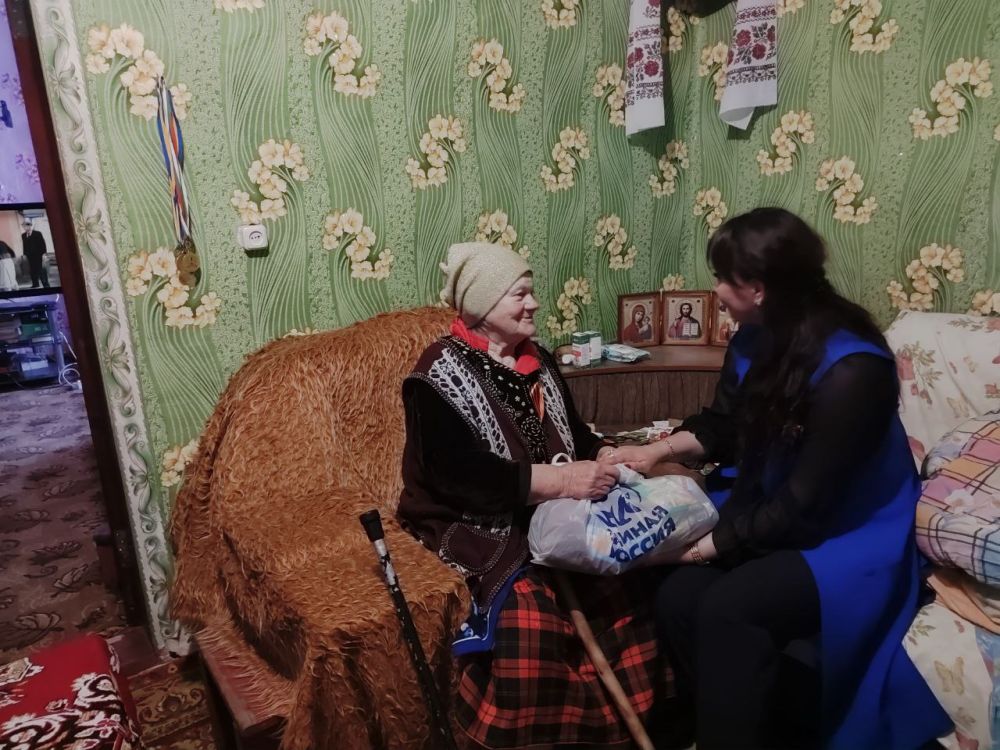Кременские единороссы продолжают поздравлять детей войны Кременские единороссы продолжают поздравлять детей войны