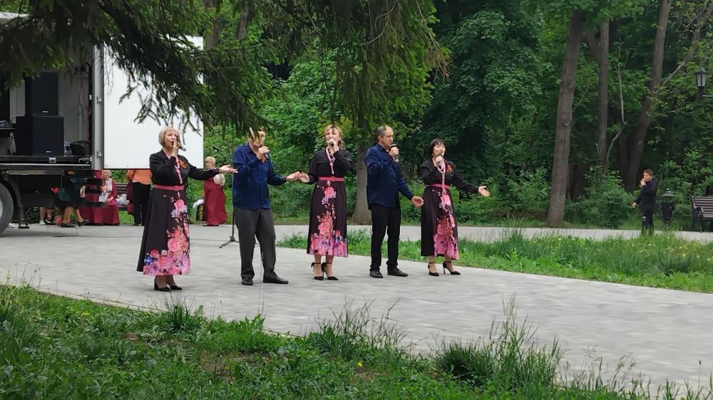 В рамках празднования 80-летия Победы в Великой Отечественной войне в парке культуры и отдыха имени Победы для антрацитовцев была организована концертная программа В рамках празднования 80-летия Победы в Великой Отечественной войне в парке культуры и отдыха имени Победы для антрацитовцев была организована концертная программа