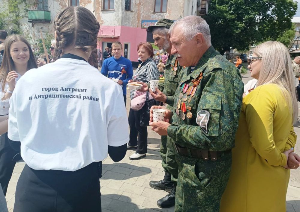 В сквере возле центрального городского Дворца культуры имени Ленина прошел впечатляющий солдатский привал «Солдаты мая, слава вам навеки» В сквере возле центрального городского Дворца культуры имени Ленина прошел впечатляющий солдатский привал «Солдаты мая, слава вам навеки»