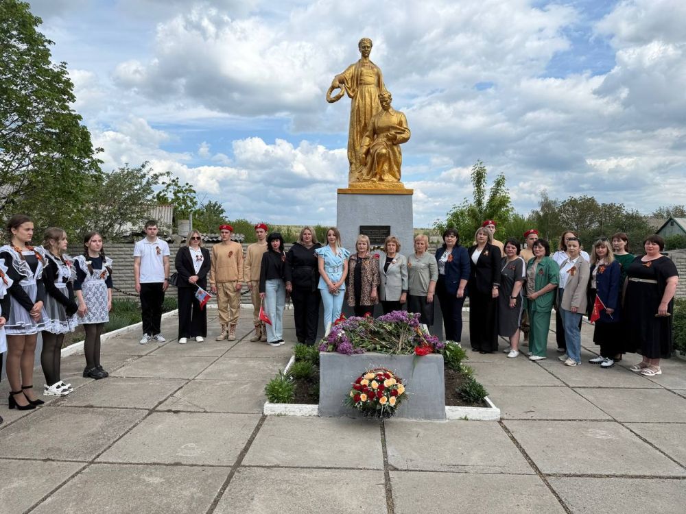 В пгт Большекаменка у памятника Великой Отечественной войны состоялся торжественный митинг, приуроченный к 80–й годовщине Победы в Великой Отечественной войне В пгт Большекаменка у памятника Великой Отечественной войны состоялся торжественный митинг, приуроченный к 80–й годовщине Победы в Великой Отечественной войне