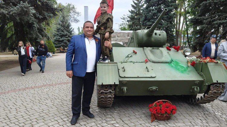 Победный номер "Комсомолки", самое большое знамя в мире и "Бессмертный полк": Новороссия отметила 80-летие Победы Победный номер "Комсомолки", самое большое знамя в мире и "Бессмертный полк": Новороссия отметила 80-летие Победы
