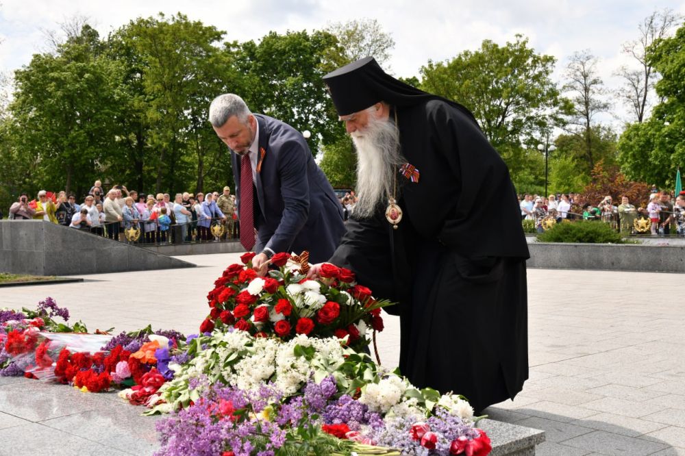 Андрей Сухачев: Празднование 80-летия Победы в Великой Отечественной войне продолжили в парке у «Мемориала Скорби» Андрей Сухачев: Празднование 80-летия Победы в Великой Отечественной войне продолжили в парке у «Мемориала Скорби»