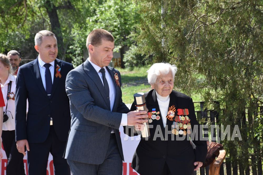 На площади Боевой Славы города Первомайска состоялась церемония возложения цветов и венков к Братской могиле Советских воинов и стеле «Герои – земляки», посвященная 80-й годовщине Победы в Великой Отечественной войне На площади Боевой Славы города Первомайска состоялась церемония возложения цветов и венков к Братской могиле Советских воинов и стеле «Герои – земляки», посвященная 80-й годовщине Победы в Великой Отечественной войне