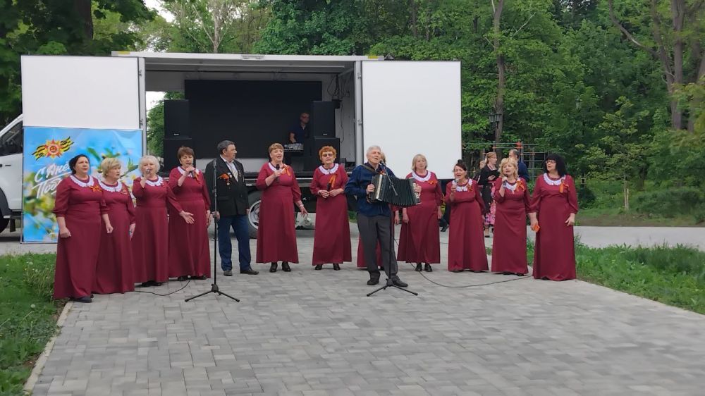 В рамках празднования 80-летия Победы в Великой Отечественной войне в парке культуры и отдыха имени Победы для антрацитовцев была организована концертная программа В рамках празднования 80-летия Победы в Великой Отечественной войне в парке культуры и отдыха имени Победы для антрацитовцев была организована концертная программа
