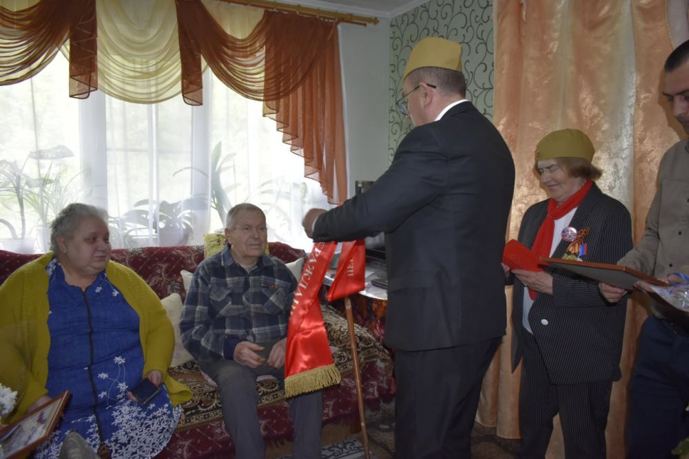 Глава Перевальского муниципального округа ЛНР Виталий Михайлов посетил на дому ветеранов Великой Отечественной войны, проживающих в Перевальске, чтобы лично вручить им удостоверения и дипломы о присвоении звания «Почетный... Глава Перевальского муниципального округа ЛНР Виталий Михайлов посетил на дому ветеранов Великой Отечественной войны, проживающих в Перевальске, чтобы лично вручить им удостоверения и дипломы о присвоении звания «Почетный...