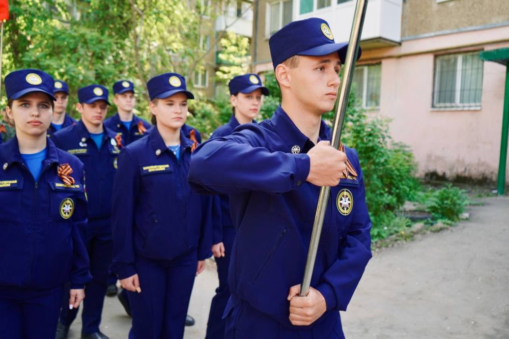 Спасибо за Победу!. В День Победы добровольцы Луганского регионального отделения ВСКС и студенты Института гражданской защиты подготовили для ветеранов Великой Отечественной Войны торжественный марш под их окнами Спасибо за Победу!. В День Победы добровольцы Луганского регионального отделения ВСКС и студенты Института гражданской защиты подготовили для ветеранов Великой Отечественной Войны торжественный марш под их окнами