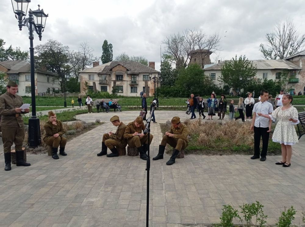 В сквере возле центрального городского Дворца культуры имени Ленина прошел впечатляющий солдатский привал «Солдаты мая, слава вам навеки» В сквере возле центрального городского Дворца культуры имени Ленина прошел впечатляющий солдатский привал «Солдаты мая, слава вам навеки»