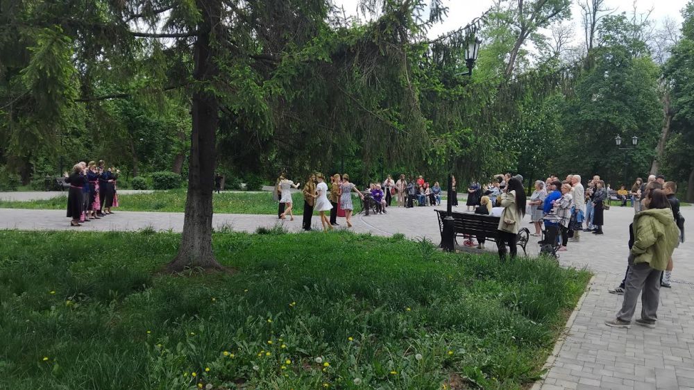 В рамках празднования 80-летия Победы в Великой Отечественной войне в парке культуры и отдыха имени Победы для антрацитовцев была организована концертная программа В рамках празднования 80-летия Победы в Великой Отечественной войне в парке культуры и отдыха имени Победы для антрацитовцев была организована концертная программа