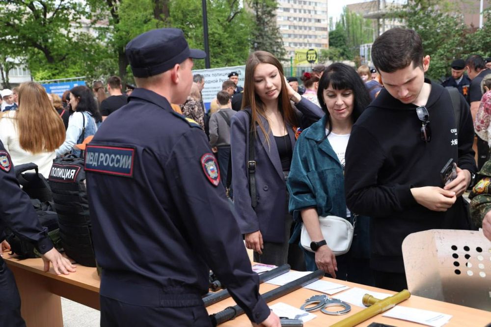 В сквере имени Героев «Молодой гвардии» в День Победы прошла выставка подразделений регионального МВД В сквере имени Героев «Молодой гвардии» в День Победы прошла выставка подразделений регионального МВД