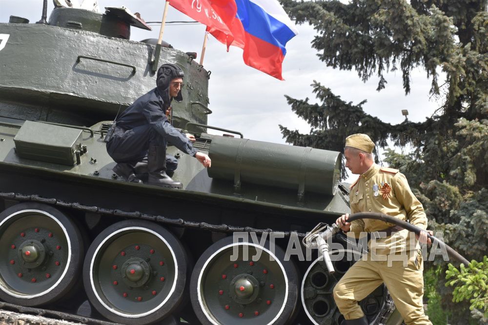 Глава ЛНР Леонид Пасечник посетил торжественный запуск двигателя танка Великой Победы Т-34 имени лейтенанта Ивана Кисенко, установленного на постаменте в районе Острой Могилы Глава ЛНР Леонид Пасечник посетил торжественный запуск двигателя танка Великой Победы Т-34 имени лейтенанта Ивана Кисенко, установленного на постаменте в районе Острой Могилы