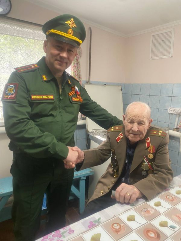 Военный комиссар Станичного-Луганского района с личным составом, поздравили ветеранов ВОВ Станично-Луганского округа, Ткаченко Сергея Семеновича и Чередниченко Василия Демьяновича с 80-й годовщиной Победы в Великой... Военный комиссар Станичного-Луганского района с личным составом, поздравили ветеранов ВОВ Станично-Луганского округа, Ткаченко Сергея Семеновича и Чередниченко Василия Демьяновича с 80-й годовщиной Победы в Великой...
