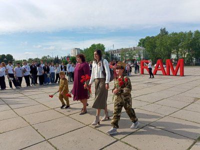 Ко всем мемориалам Луганска прошло одновременное возложение цветов Ко всем мемориалам Луганска прошло одновременное возложение цветов