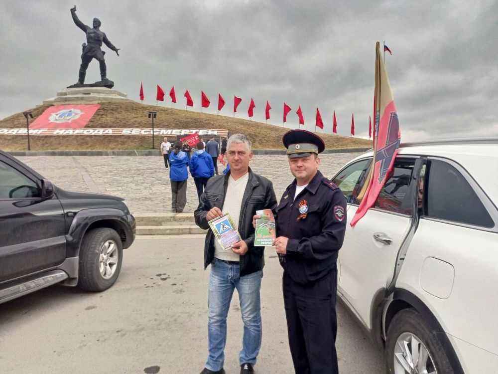 Сотрудники ГИБДД Славяносербского округа обеспечили безопасность во время проведения автопробега ко Дню Победы Сотрудники ГИБДД Славяносербского округа обеспечили безопасность во время проведения автопробега ко Дню Победы