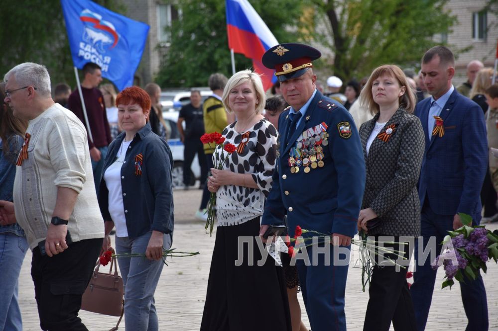На площади Боевой Славы города Первомайска состоялась церемония возложения цветов и венков к Братской могиле Советских воинов и стеле «Герои – земляки», посвященная 80-й годовщине Победы в Великой Отечественной войне На площади Боевой Славы города Первомайска состоялась церемония возложения цветов и венков к Братской могиле Советских воинов и стеле «Герои – земляки», посвященная 80-й годовщине Победы в Великой Отечественной войне