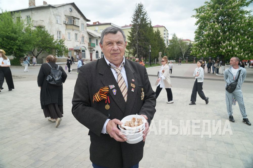 В Антрацитовском муниципальном округе прошел Солдатский привал «Солдаты Мая, слава Вам навеки», посвященный празднованию 80-летия Победы в Великой Отечественной войне, продолжилось мероприятие вкусным кулешом, приготовленным... В Антрацитовском муниципальном округе прошел Солдатский привал «Солдаты Мая, слава Вам навеки», посвященный празднованию 80-летия Победы в Великой Отечественной войне, продолжилось мероприятие вкусным кулешом, приготовленным...