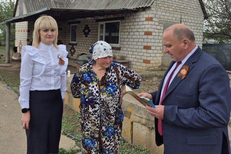 В селе Медвежанка адресно поздравили с Днём Победы участников и детей войны В селе Медвежанка адресно поздравили с Днём Победы участников и детей войны