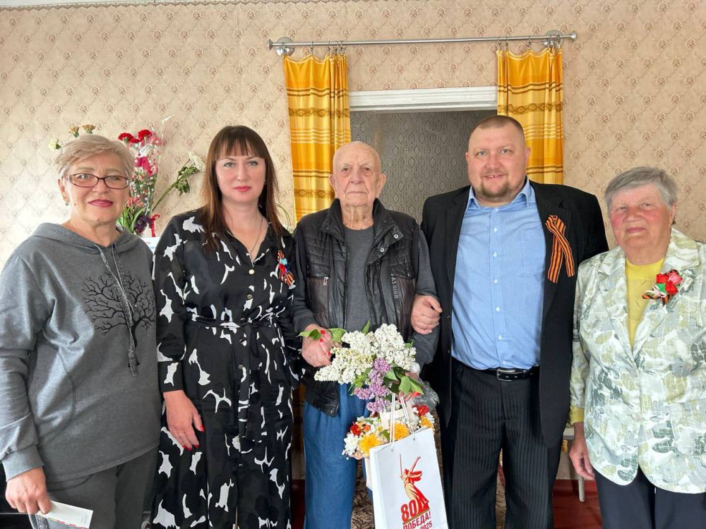 В знаменательный день 9 мая, в день 80-летия со дня Великой Победы, Глава городского округа муниципальное образование городской округ город Красный Луч Сергей Соловьев вместе с заместителями навестили почетных граждан... В знаменательный день 9 мая, в день 80-летия со дня Великой Победы, Глава городского округа муниципальное образование городской округ город Красный Луч Сергей Соловьев вместе с заместителями навестили почетных граждан...