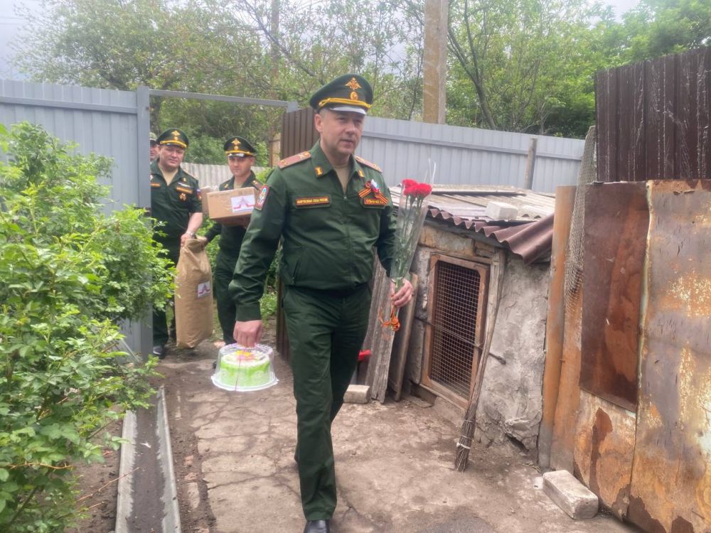 Военный комиссар Станичного-Луганского района с личным составом, поздравили ветеранов ВОВ Станично-Луганского округа, Ткаченко Сергея Семеновича и Чередниченко Василия Демьяновича с 80-й годовщиной Победы в Великой... Военный комиссар Станичного-Луганского района с личным составом, поздравили ветеранов ВОВ Станично-Луганского округа, Ткаченко Сергея Семеновича и Чередниченко Василия Демьяновича с 80-й годовщиной Победы в Великой...