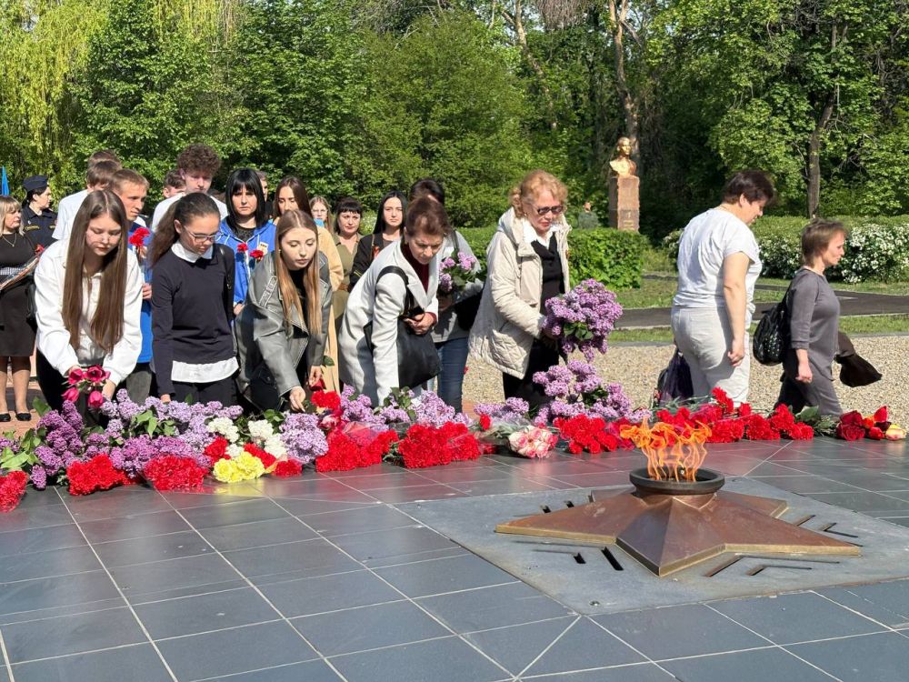 Сергей Соловьев: В день 80-летия Победы в Великой Отечественной войне мы собрались у Огня Памяти на площади Героев, чтобы отдать дань уважения подвигу наших дедов и прадедов, всех, кто ценой своей жизни отстоял свободу и... Сергей Соловьев: В день 80-летия Победы в Великой Отечественной войне мы собрались у Огня Памяти на площади Героев, чтобы отдать дань уважения подвигу наших дедов и прадедов, всех, кто ценой своей жизни отстоял свободу и...